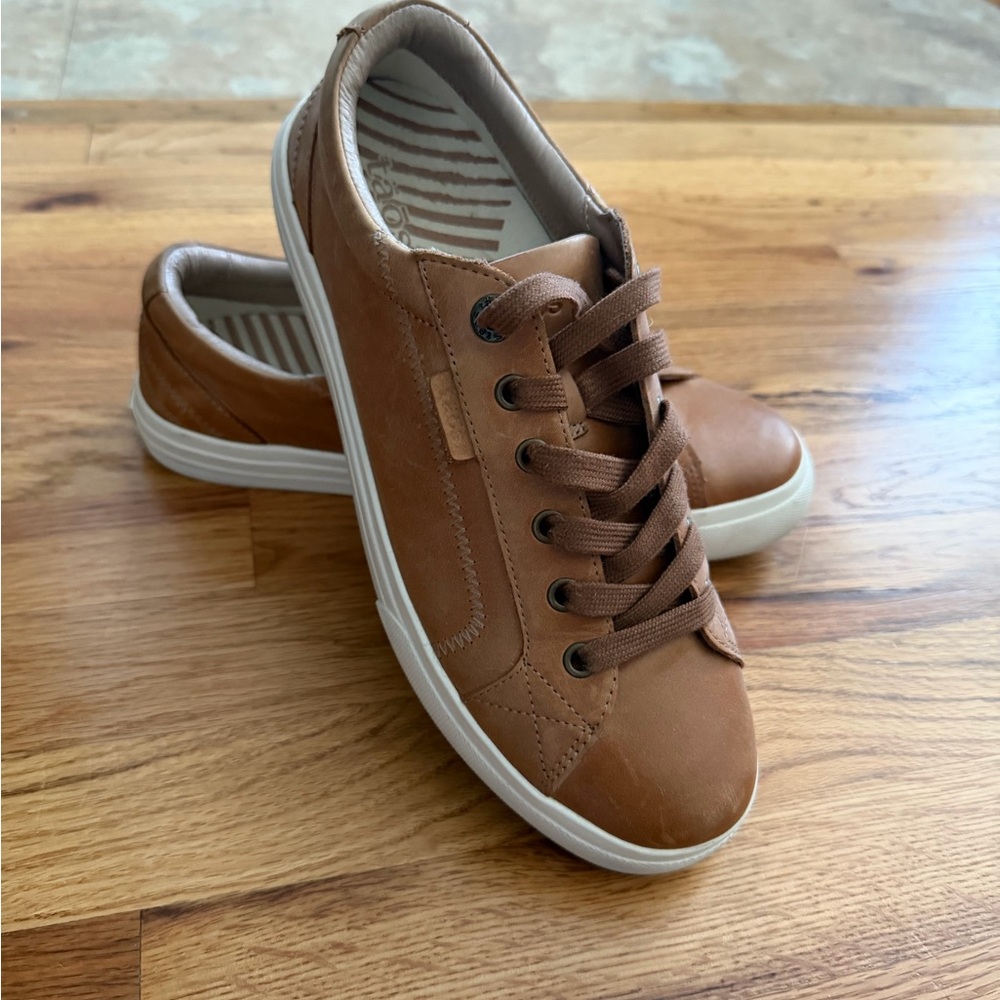 Women’s Brown Leather Sneakers